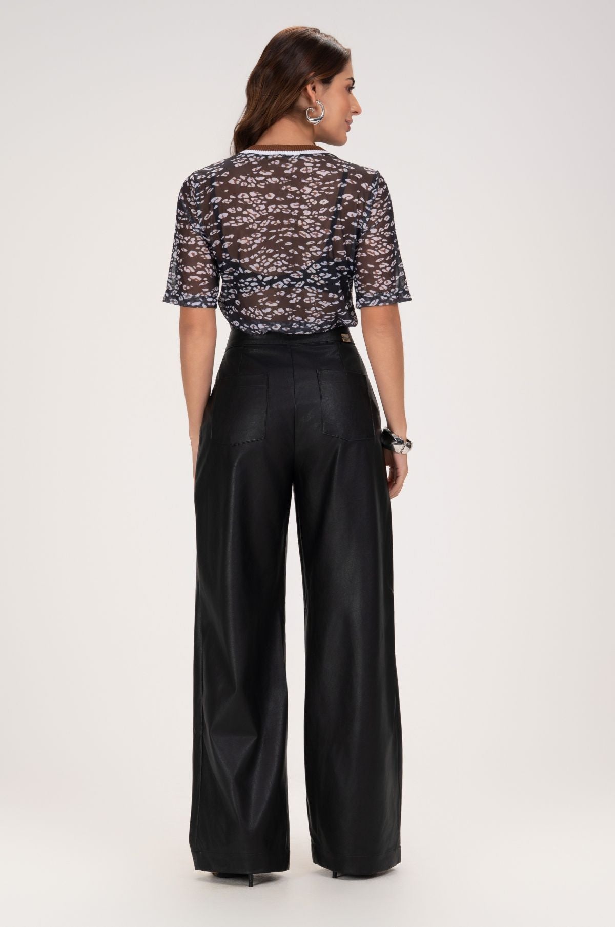 Blusa Frysaide Preta Tule Onça Com Gola Retilínea