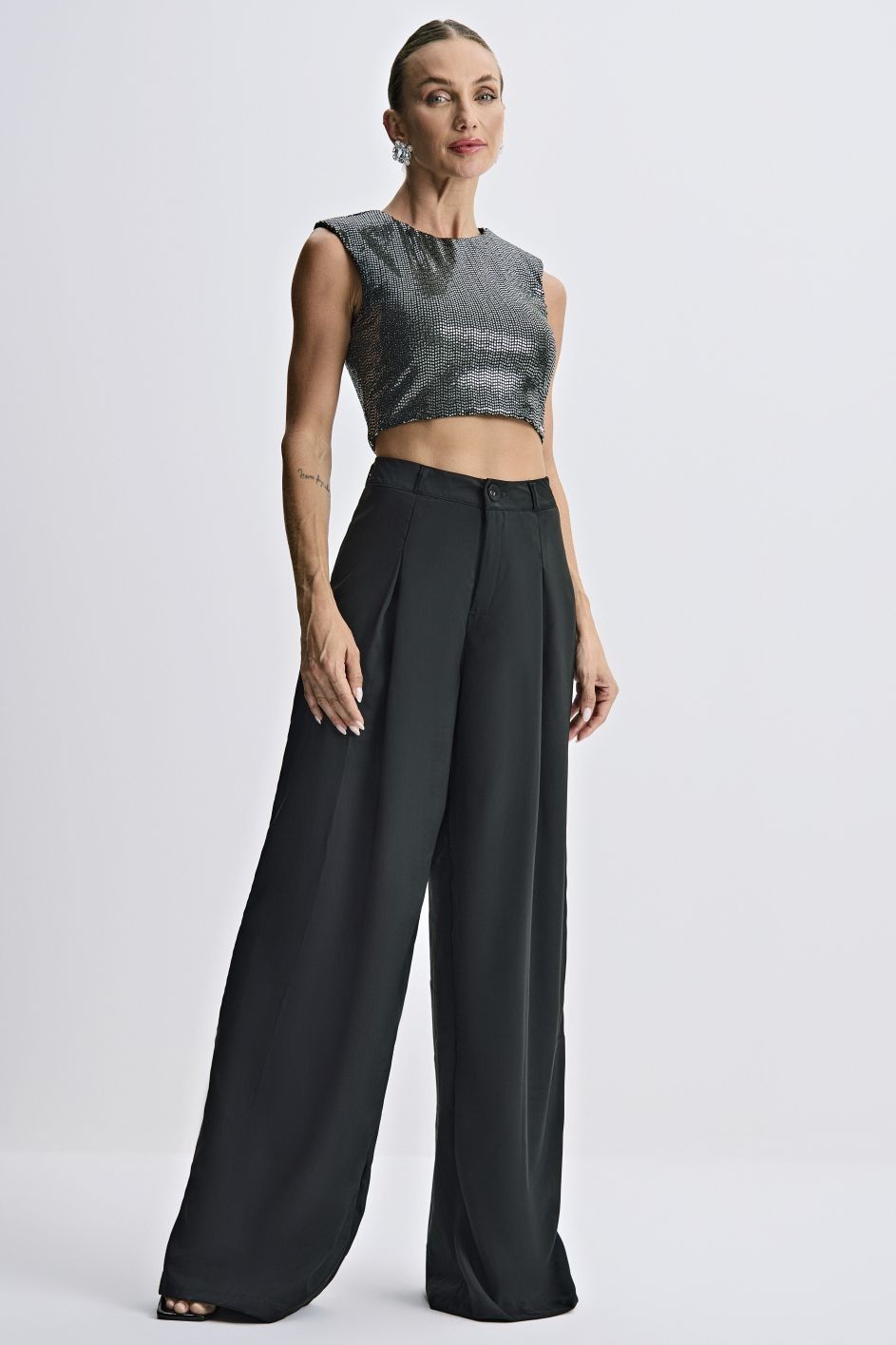 Calça Preta Pantalona Com Pregas Meia Loka