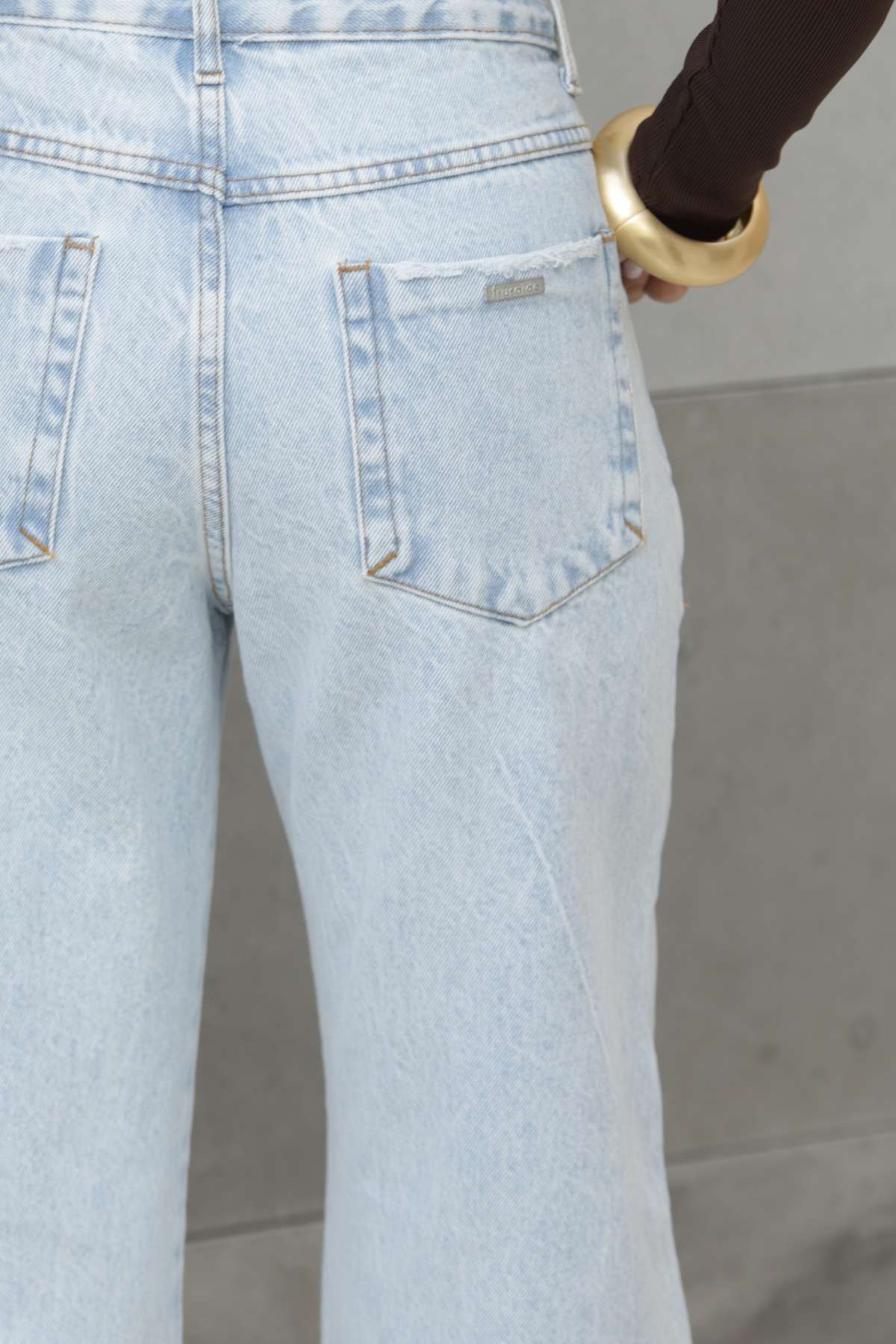 Calça Jeans Wide Leg Frysaide Azul Clara Fenda