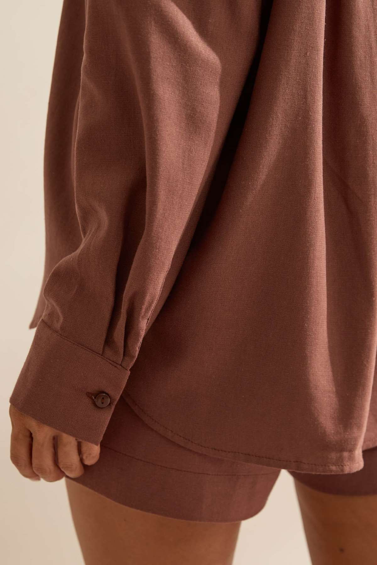Camisa Flo Maria Marrom Linho Algarve Alongada