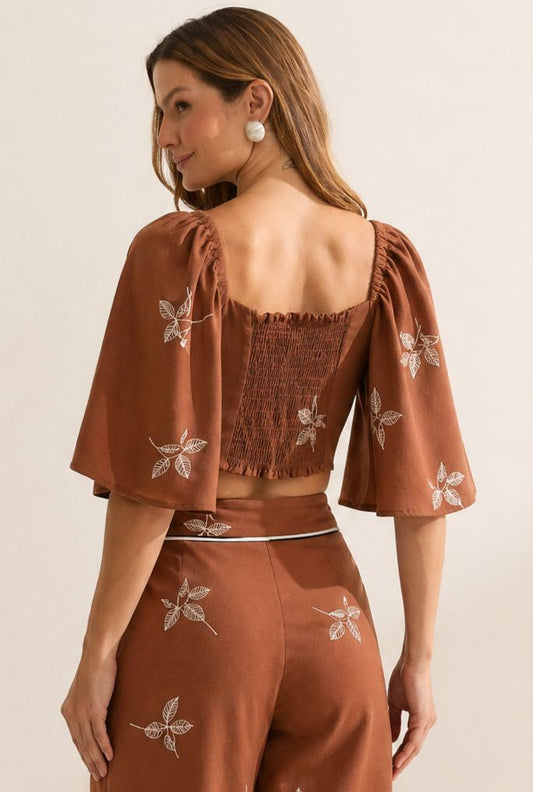 Cropped Flo Maria Marrom Linho Bordado
