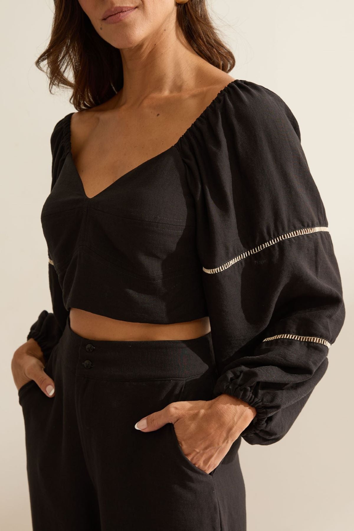 Cropped Flo Maria Preto Manga Bufante