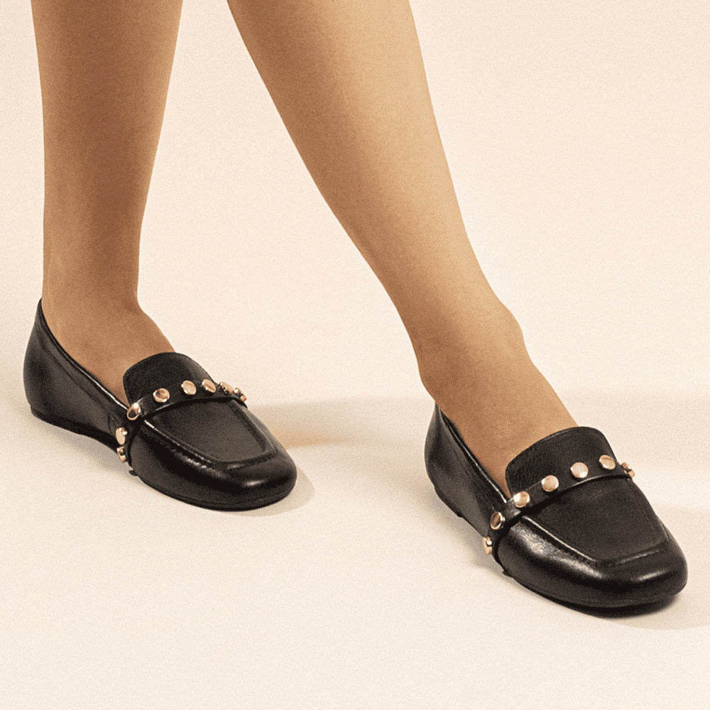 Mocassim Preto Santa Lolla Tachas Bico Quadrado