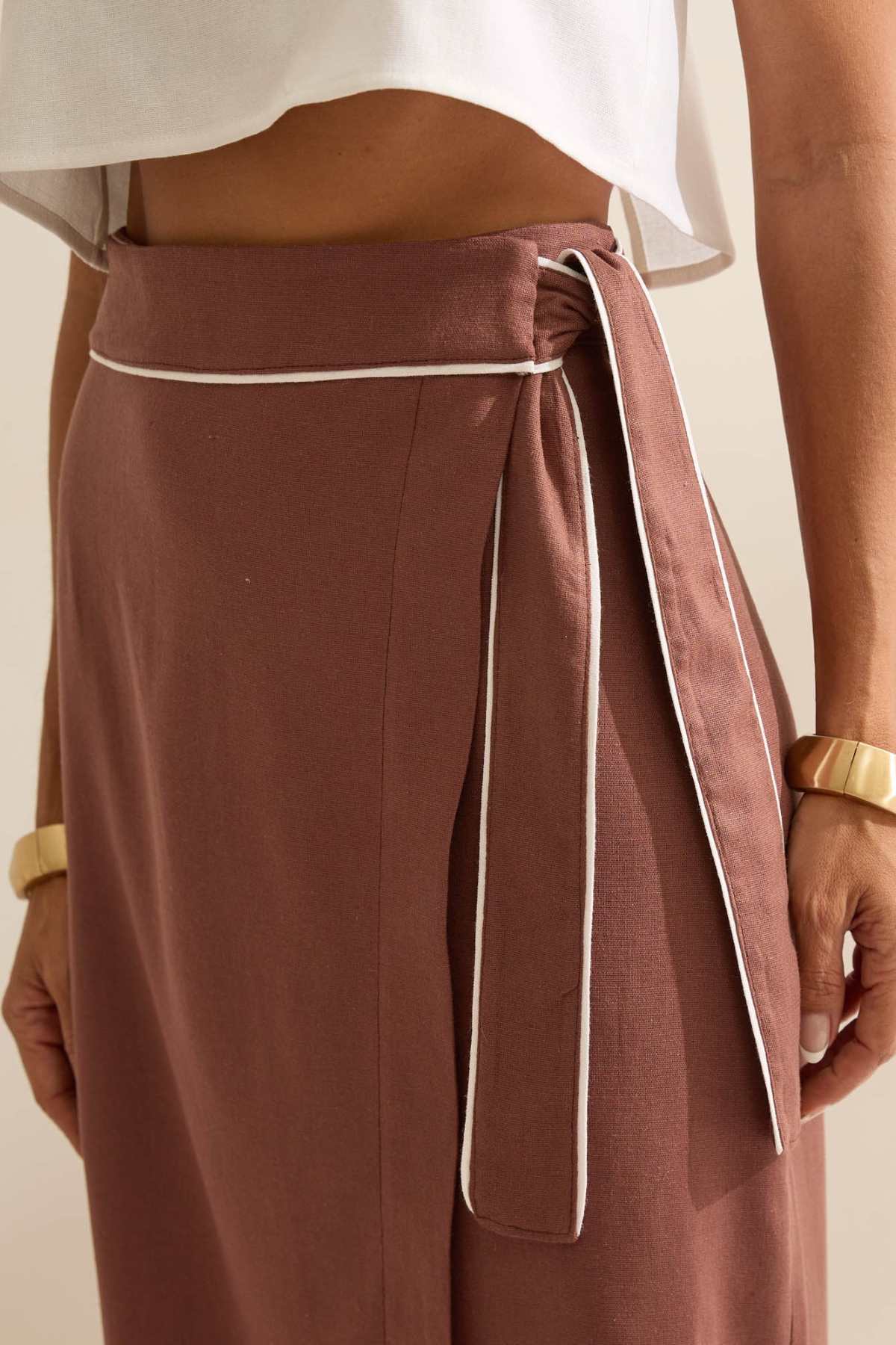 Saia Midi Flo Maria Marrom Faixa Lateral Vivo