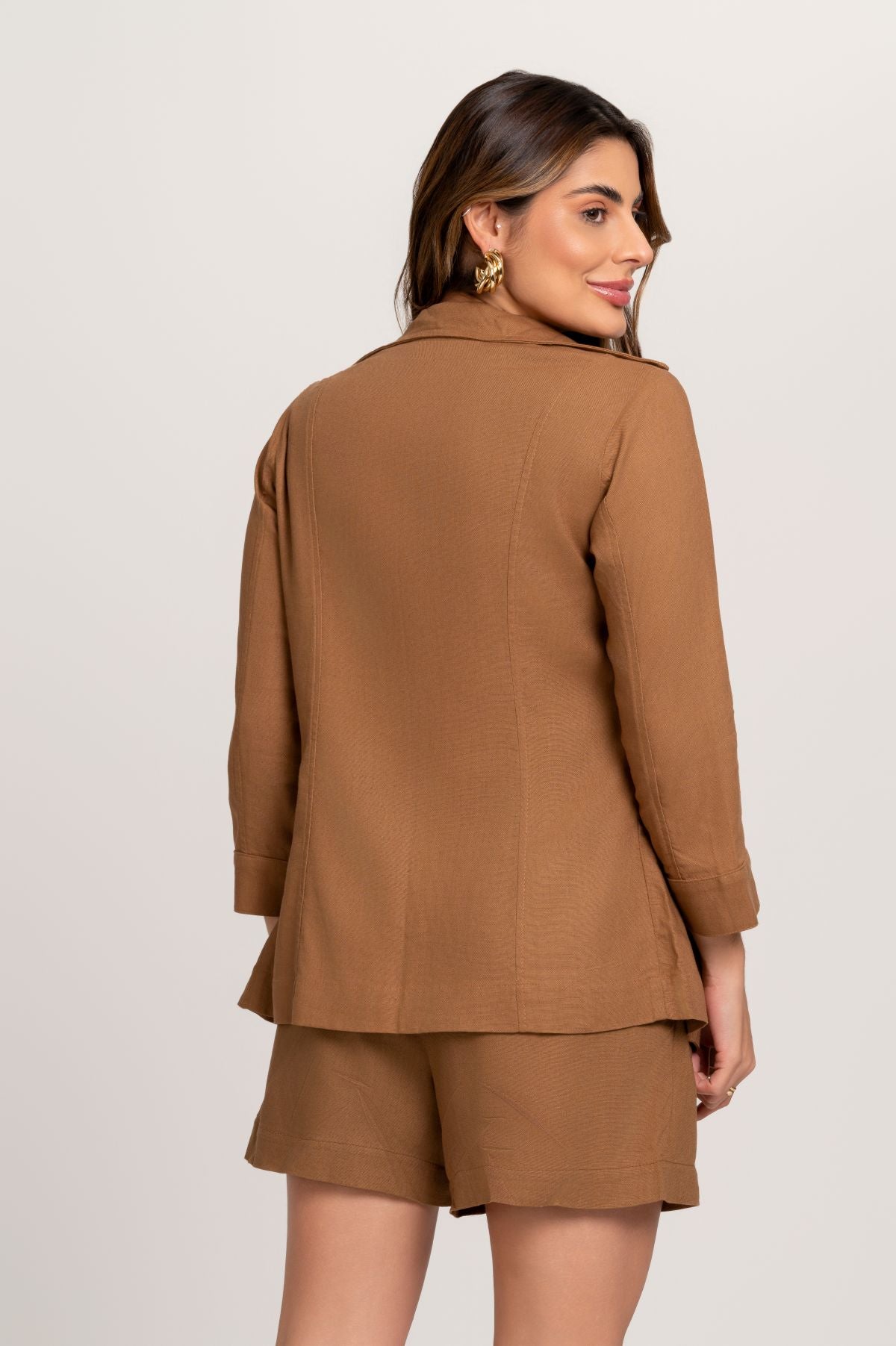 Short De Linho Yara Com Pregas Marrom Frysaide