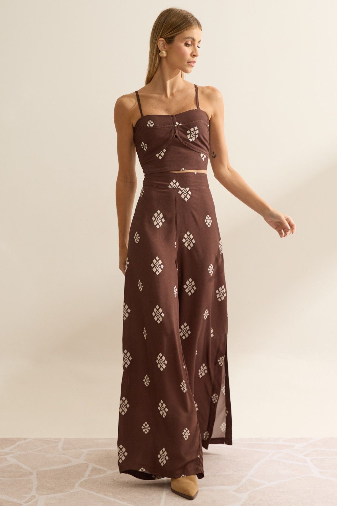 Top Flo Maria Marrom Estampa Geométrica