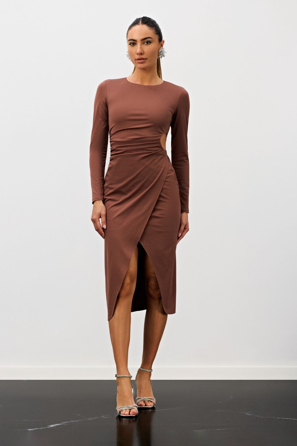 Vestido Midi Marrom Abertura Lateral Franzido Meia Loka