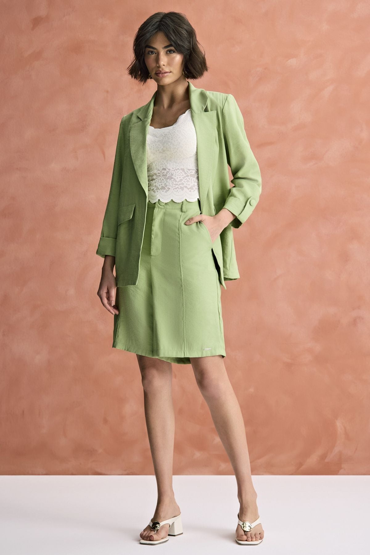 Bermuda Recorte Frontal Verde Meia Loka