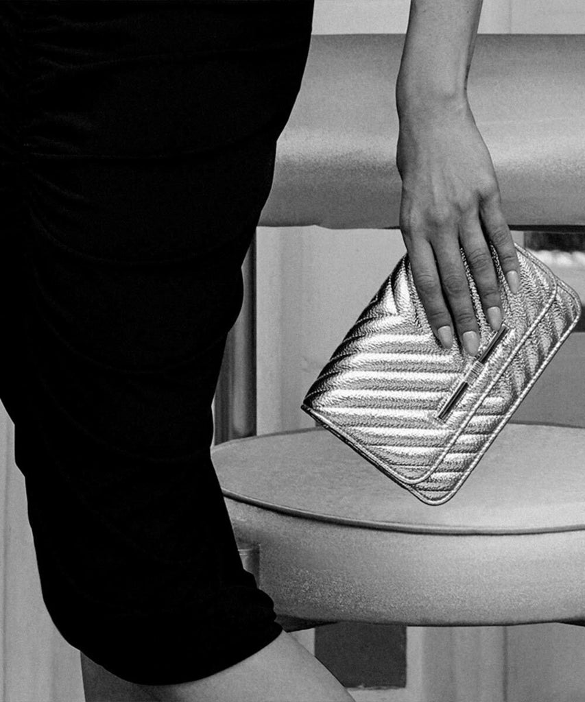 Bolsa Santa Lolla Metalizada Prata Alça Transversal