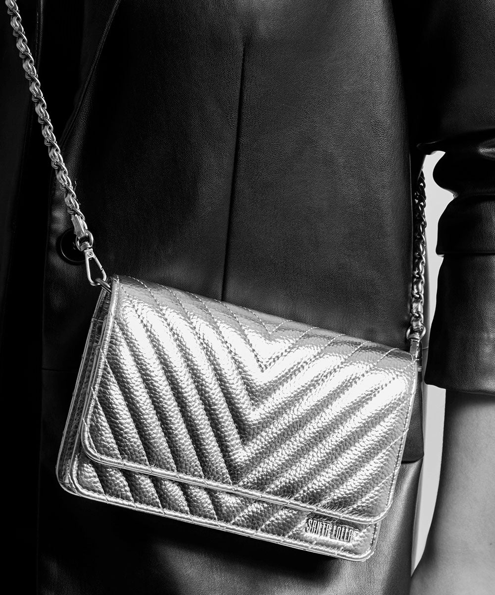 Bolsa Transversal Santa Lolla Dourada Metalizada Correntes