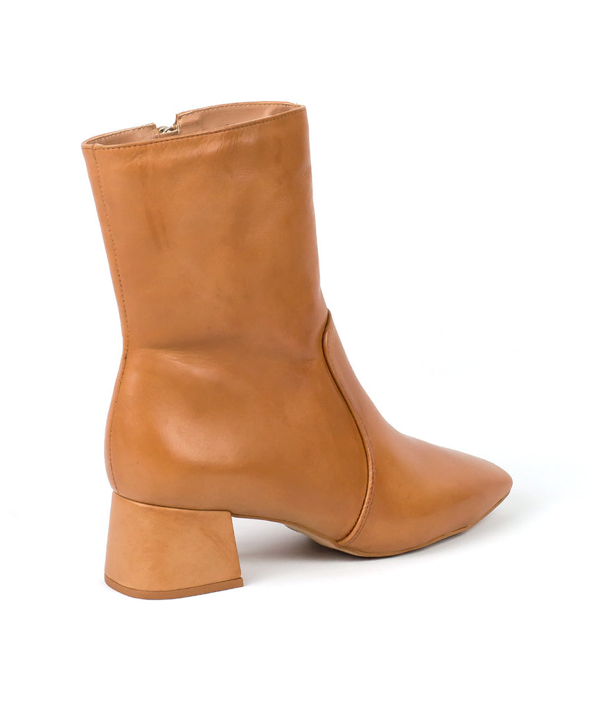 Bota Lia Line Marrom Cano Baixo Salto Bloco