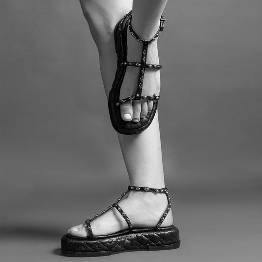 Papete Santa Lolla Couro Off White Tachas Douradas