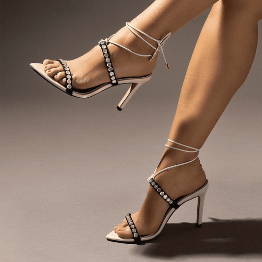 Sandália Santa Lolla Off White Pedraria Salto Alto Fino