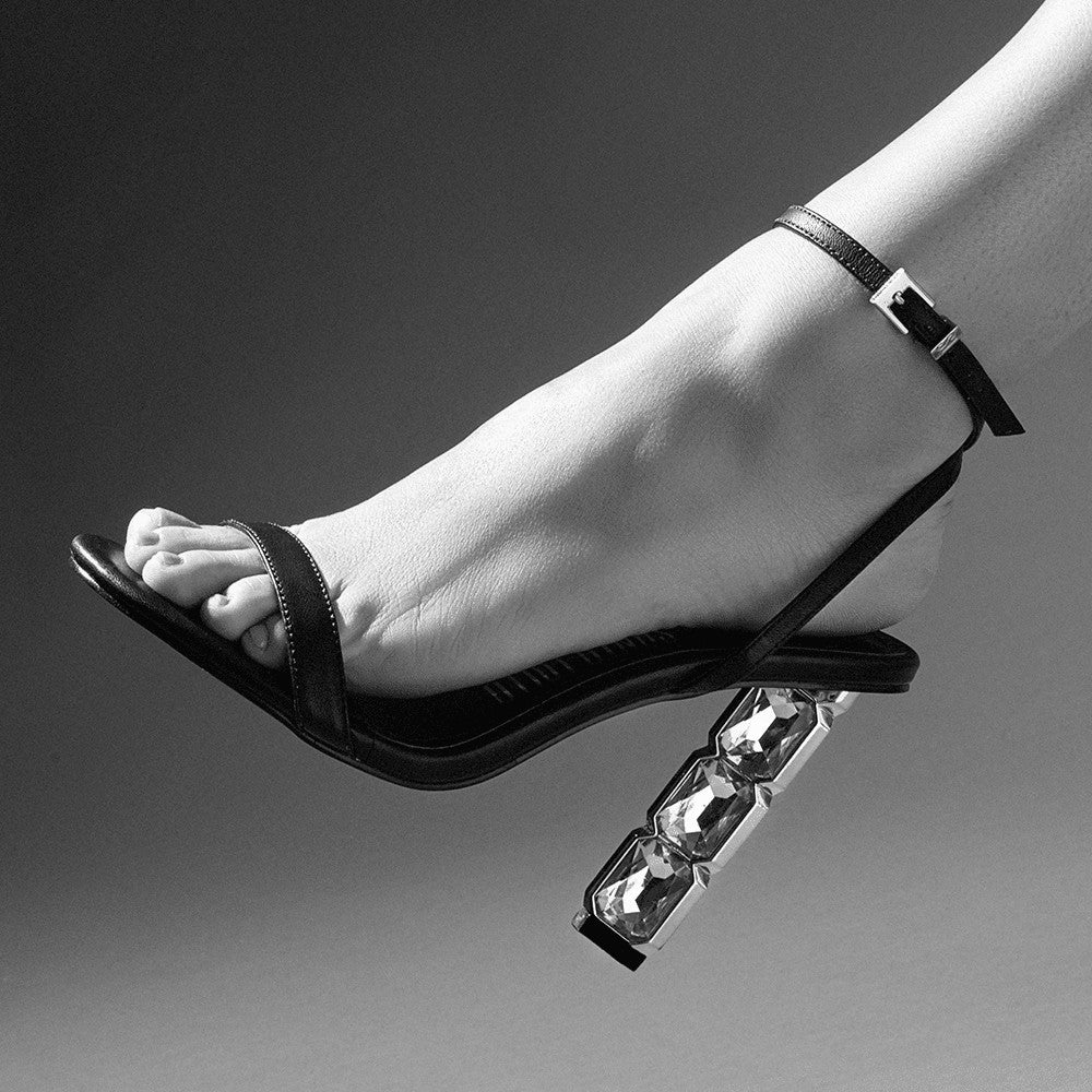 Sandália Preta Santa Lolla Salto Bloco Em Pedrarias