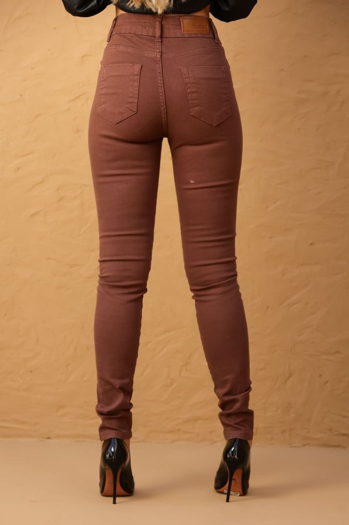 Calça Skinny Jeans Marrom Frysaide Com Botão Dourado