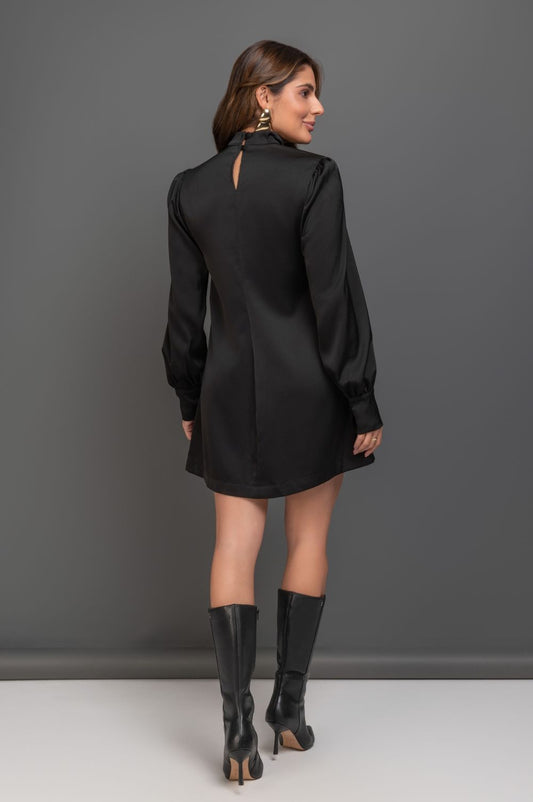 Vestido Preto Curto Frysaide Em Cetim Com Gola Alta