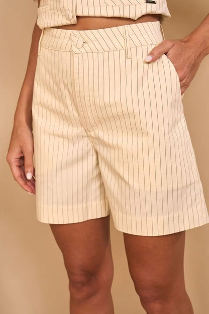 Bermuda Alfaiataria Creme Lado Avesso