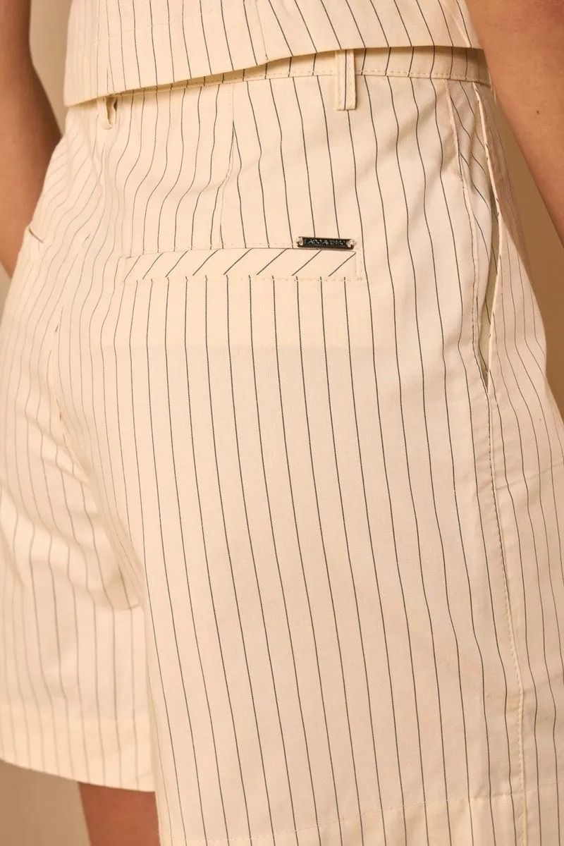 Bermuda Alfaiataria Creme Lado Avesso