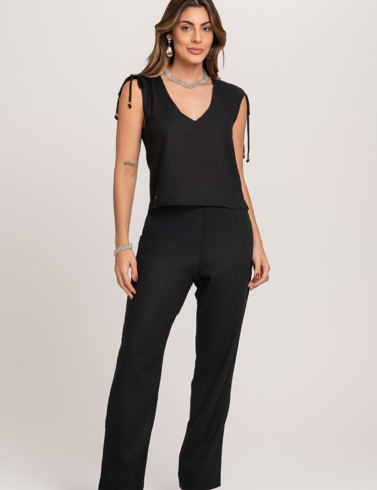 Blusa De Linho Zoe Com Ombro Repuxado Preto Frysaide