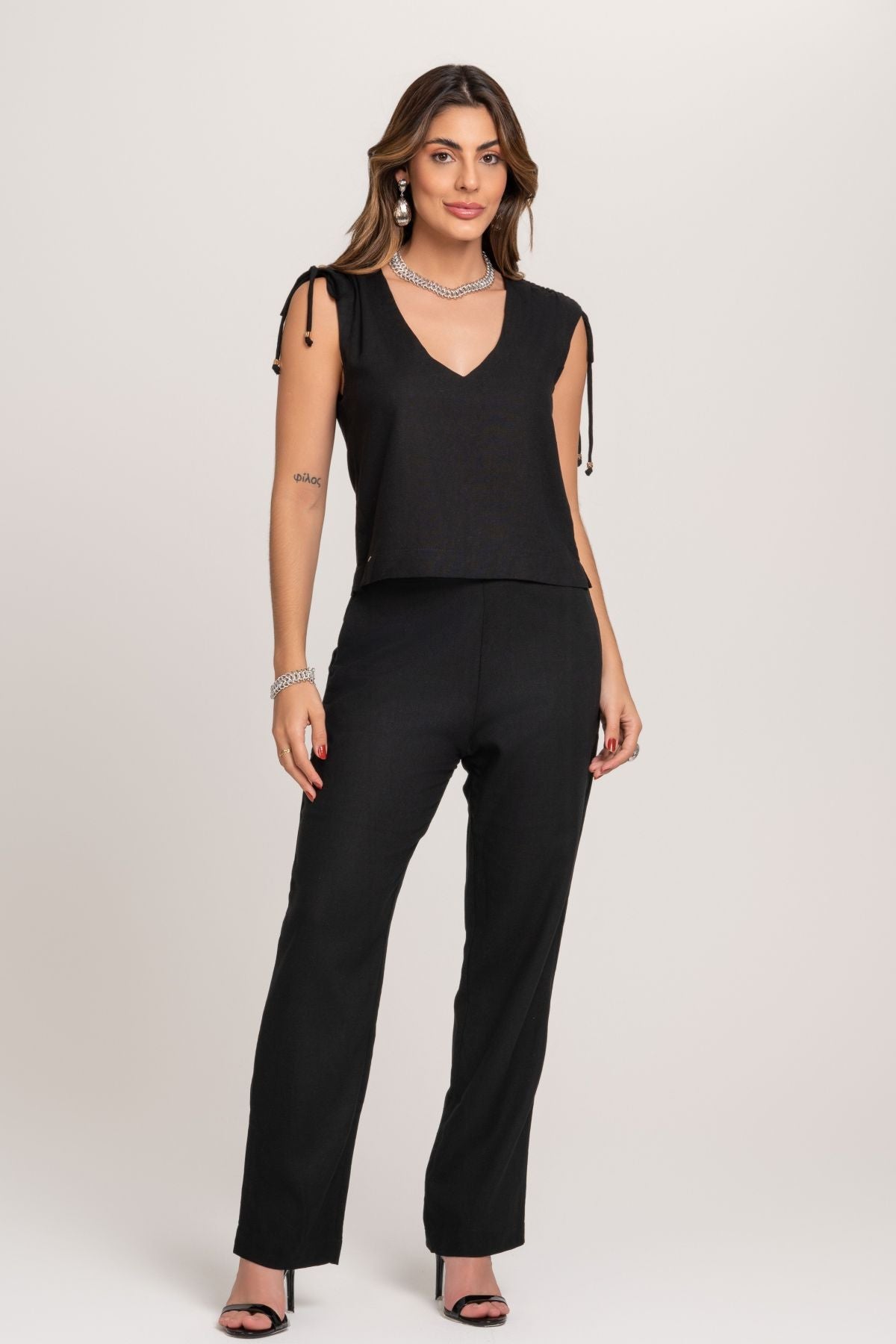 Blusa De Linho Zoe Com Ombro Repuxado Preto Frysaide