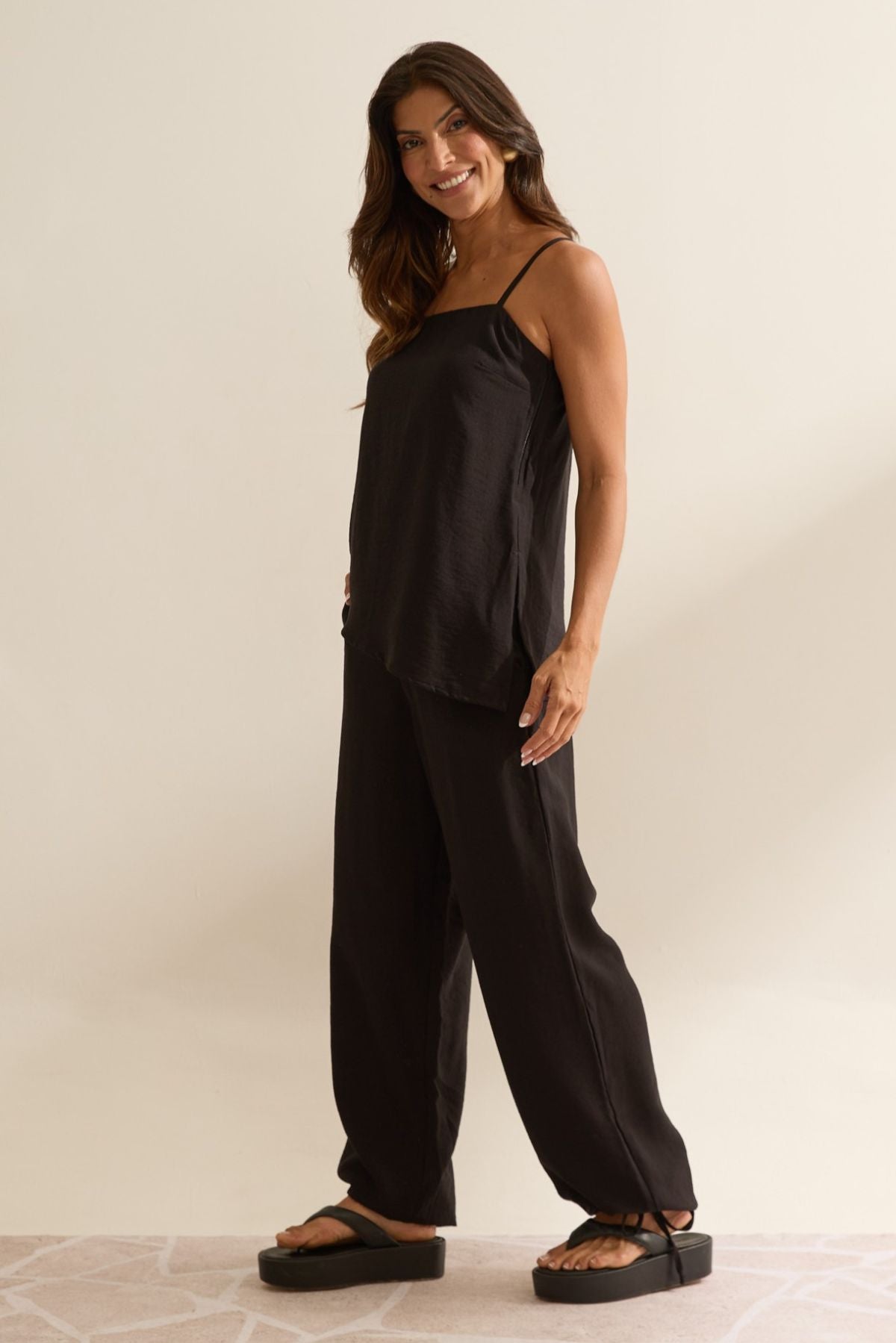 Blusa Flo Maria Preta Alças Finas Barra Assimétrica