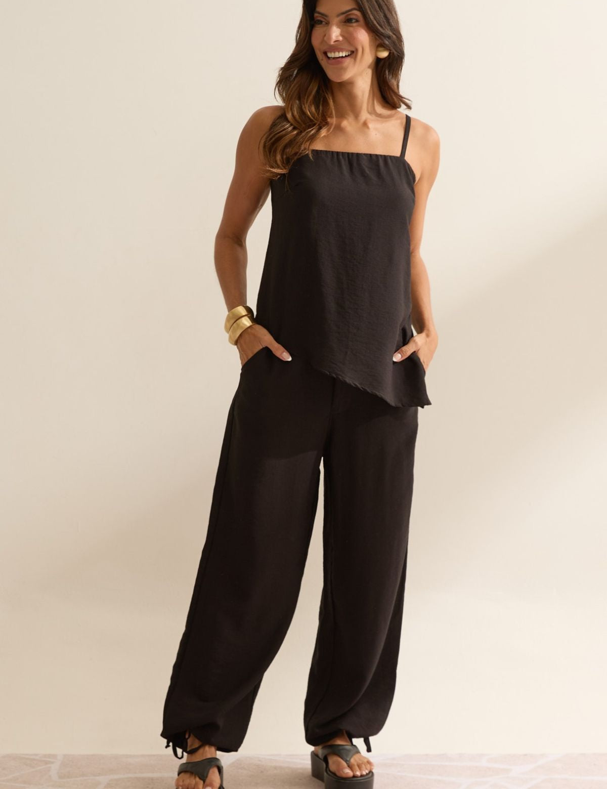Blusa Flo Maria Preta Alças Finas Barra Assimétrica