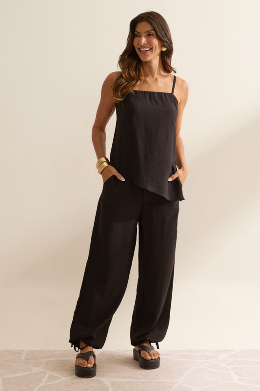 Blusa Flo Maria Preta Alças Finas Barra Assimétrica