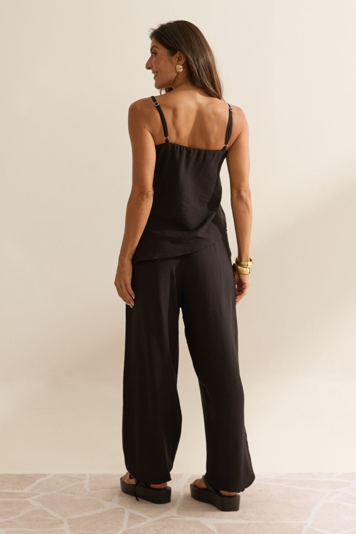 Blusa Flo Maria Preta Alças Finas Barra Assimétrica