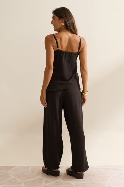 Blusa Flo Maria Preta Alças Finas Barra Assimétrica