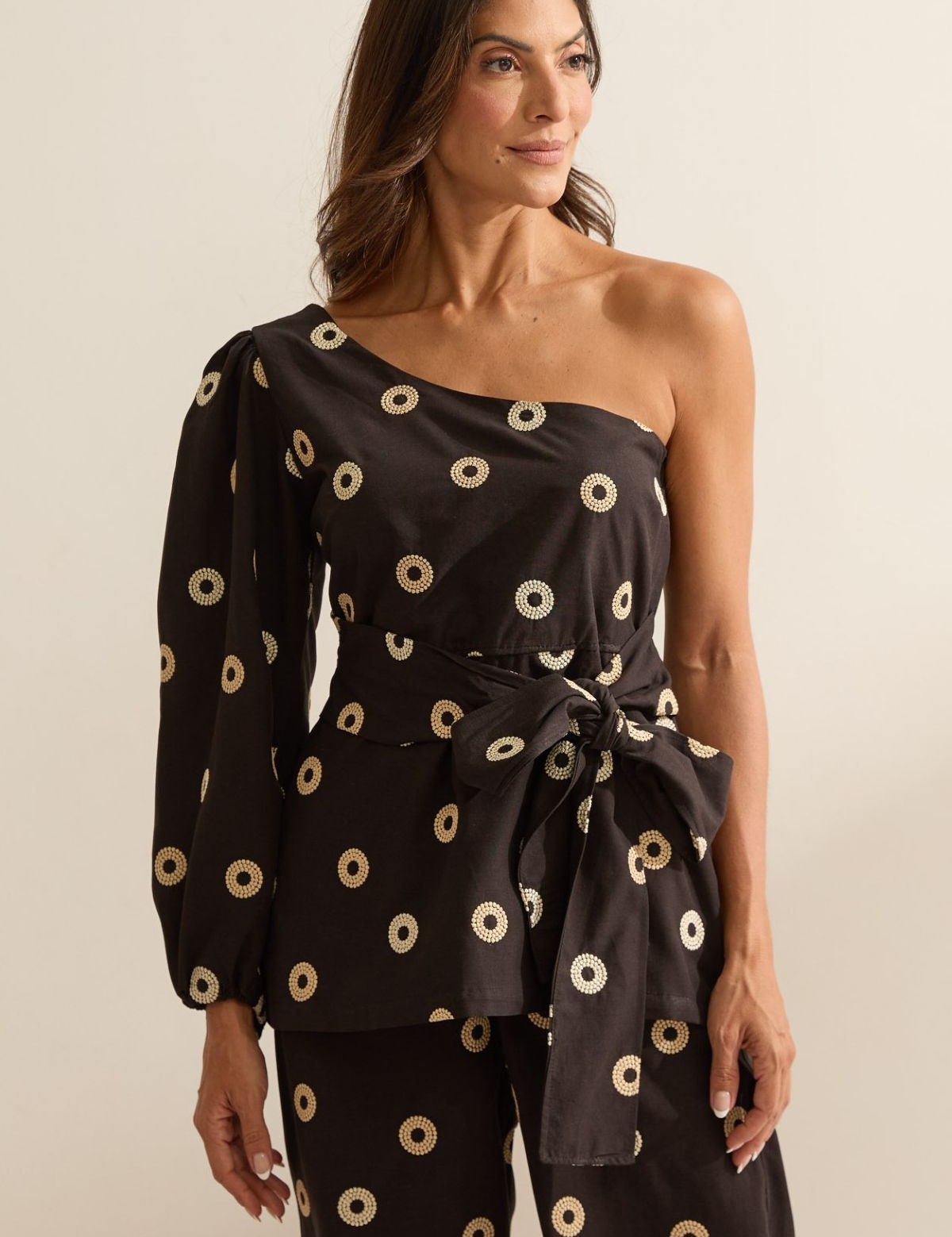 Blusa Flo Maria Preta Um Ombro Só Bordada