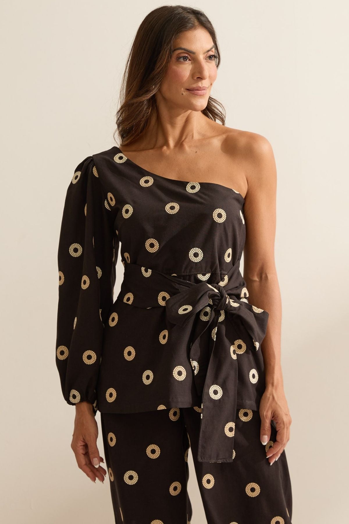 Blusa Flo Maria Preta Um Ombro Só Bordada