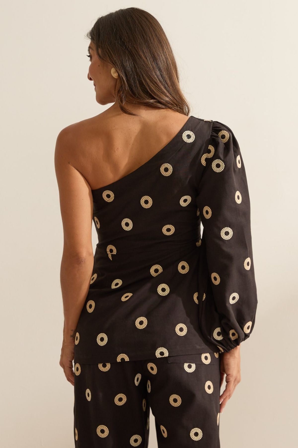 Blusa Flo Maria Preta Um Ombro Só Bordada