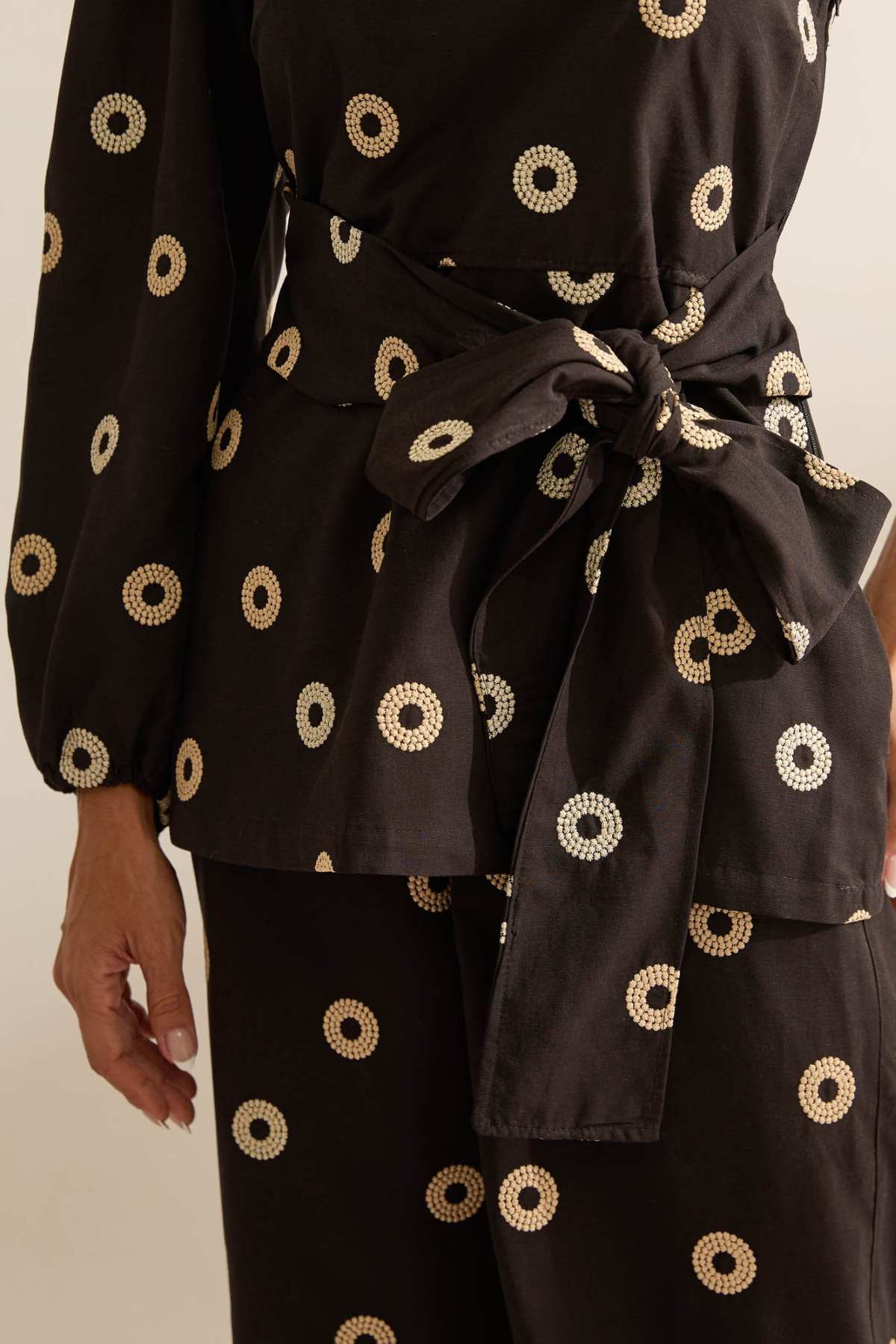 Blusa Flo Maria Preta Um Ombro Só Bordada