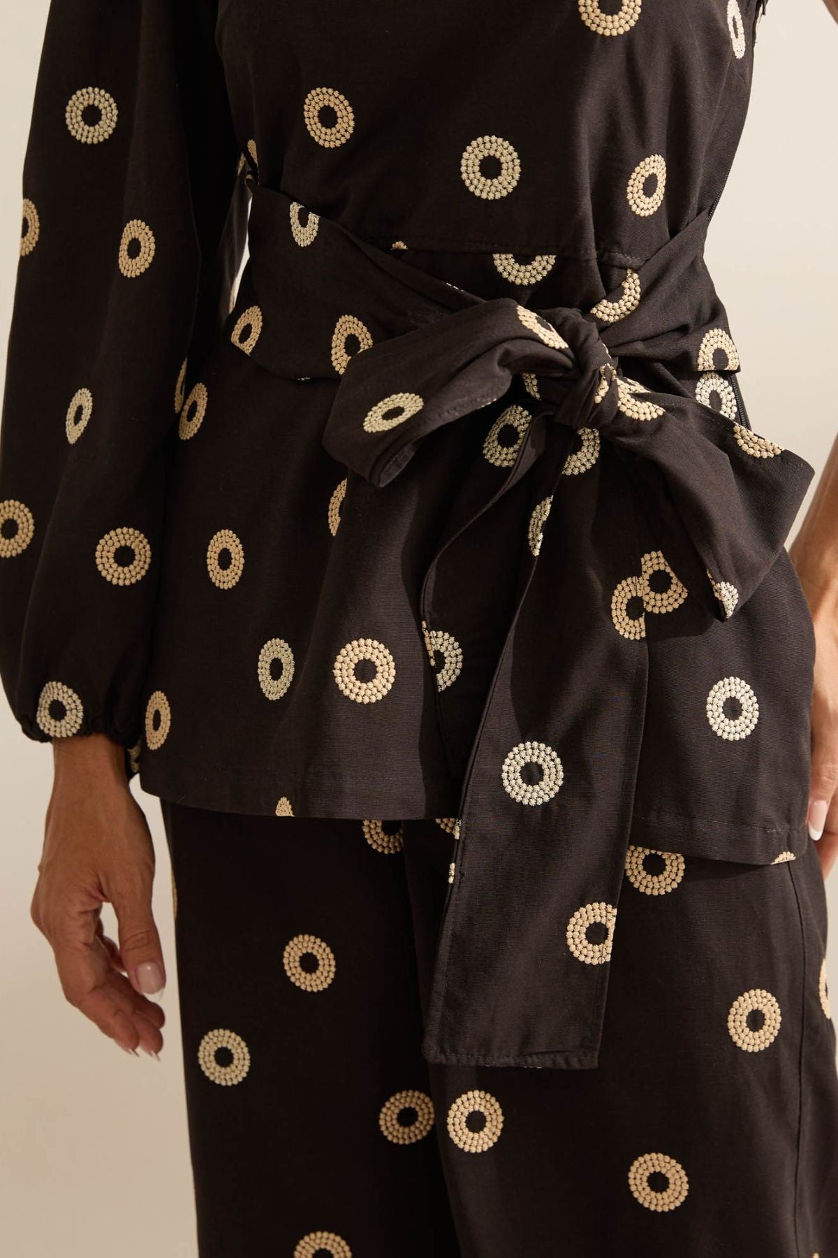 Blusa Flo Maria Preta Um Ombro Só Faixa Cintura