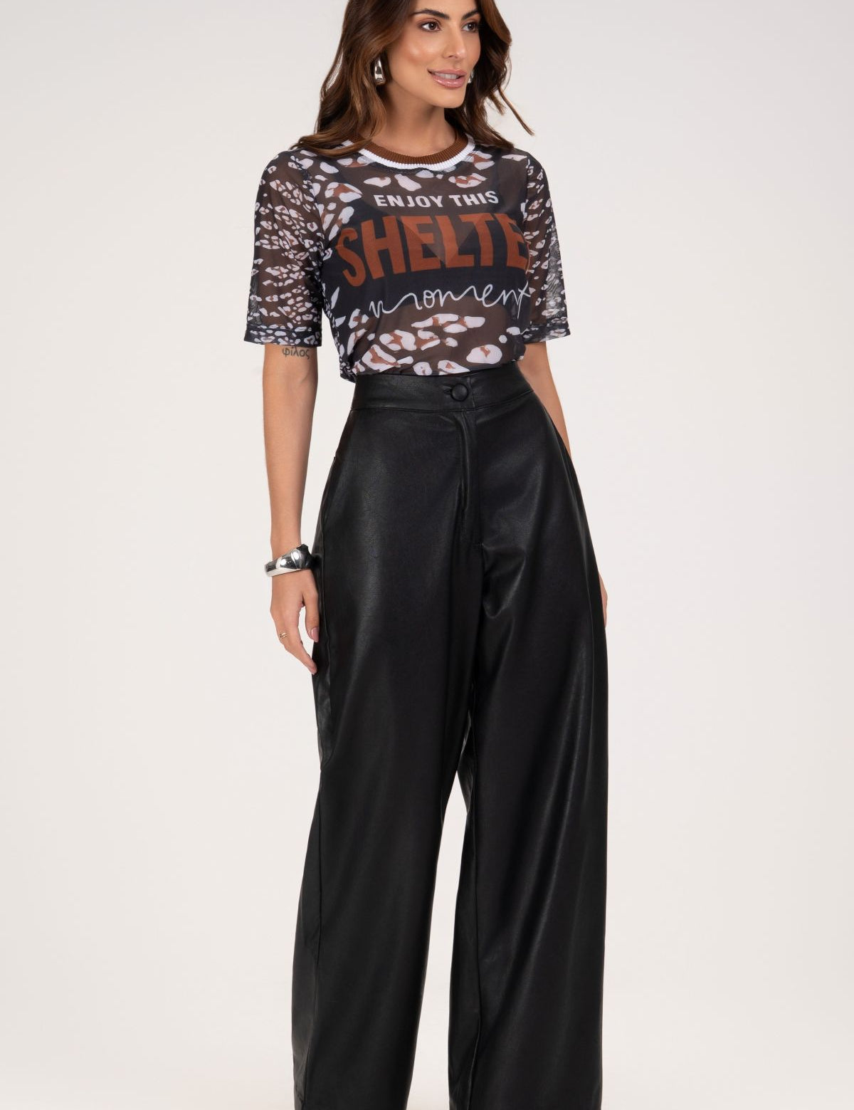 Blusa Frysaide Preta Tule Onça Com Gola Retilínea