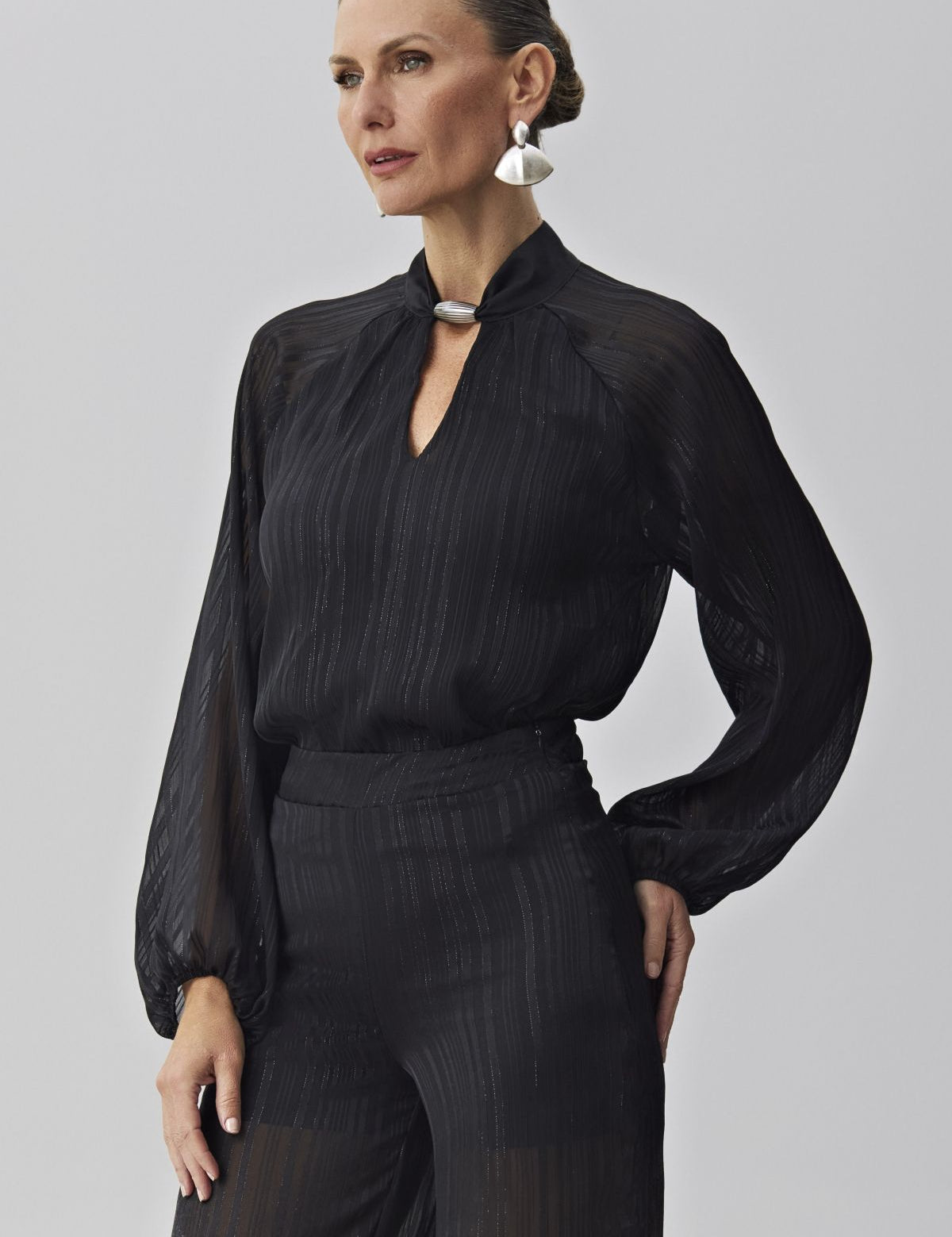 Blusa Meia Loka Preta Listras Lurex Gola Alta