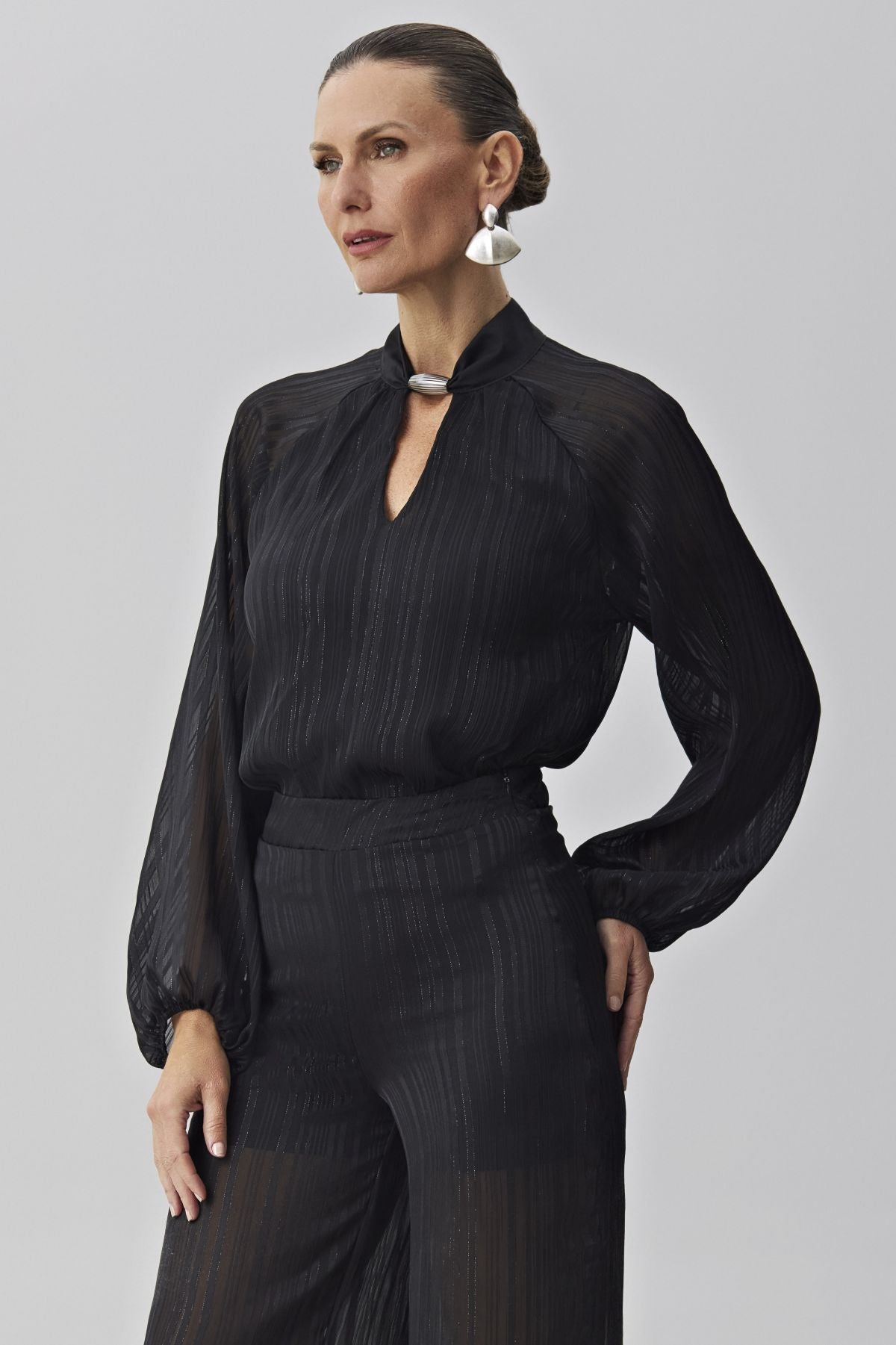 Blusa Meia Loka Preta Listras Lurex Gola Alta