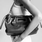 Bolsa Saco Santa Lolla Preta Floater Alça Tiracolo