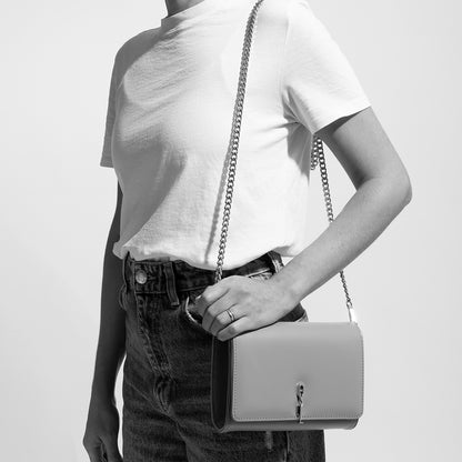 Bolsa Santa Lolla Preta Alça Corrente Transversal 