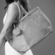 Bolsa Shopper Santa Lolla Preta Tela Pingente Concha