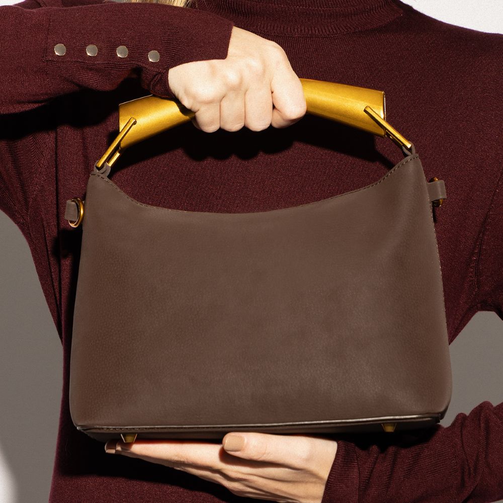 Bolsa Transversal Santa Lolla Marrom Nobuck Alça Dourada