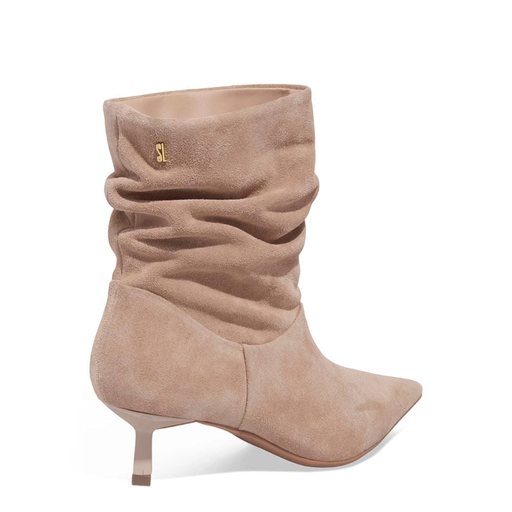 Bota Santa Lolla Bege Camurça Slouch Salto Fino