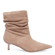 Bota Santa Lolla Bege Camurça Slouch Salto Fino