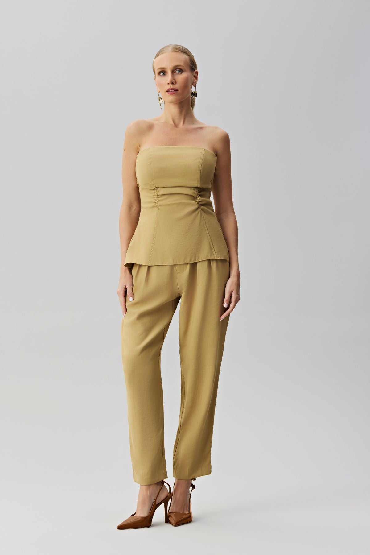 Calça Cós Deslocado Com Pregas Amendoim Meia Loka