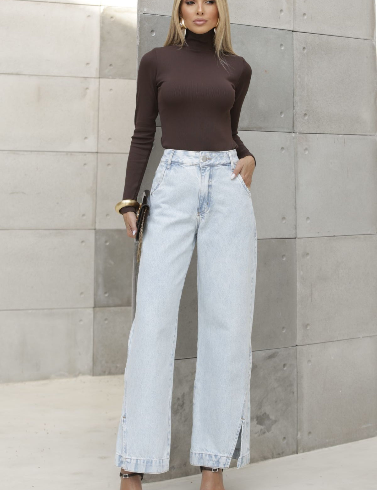 Calça Jeans Wide Leg Frysaide Azul Clara Fenda