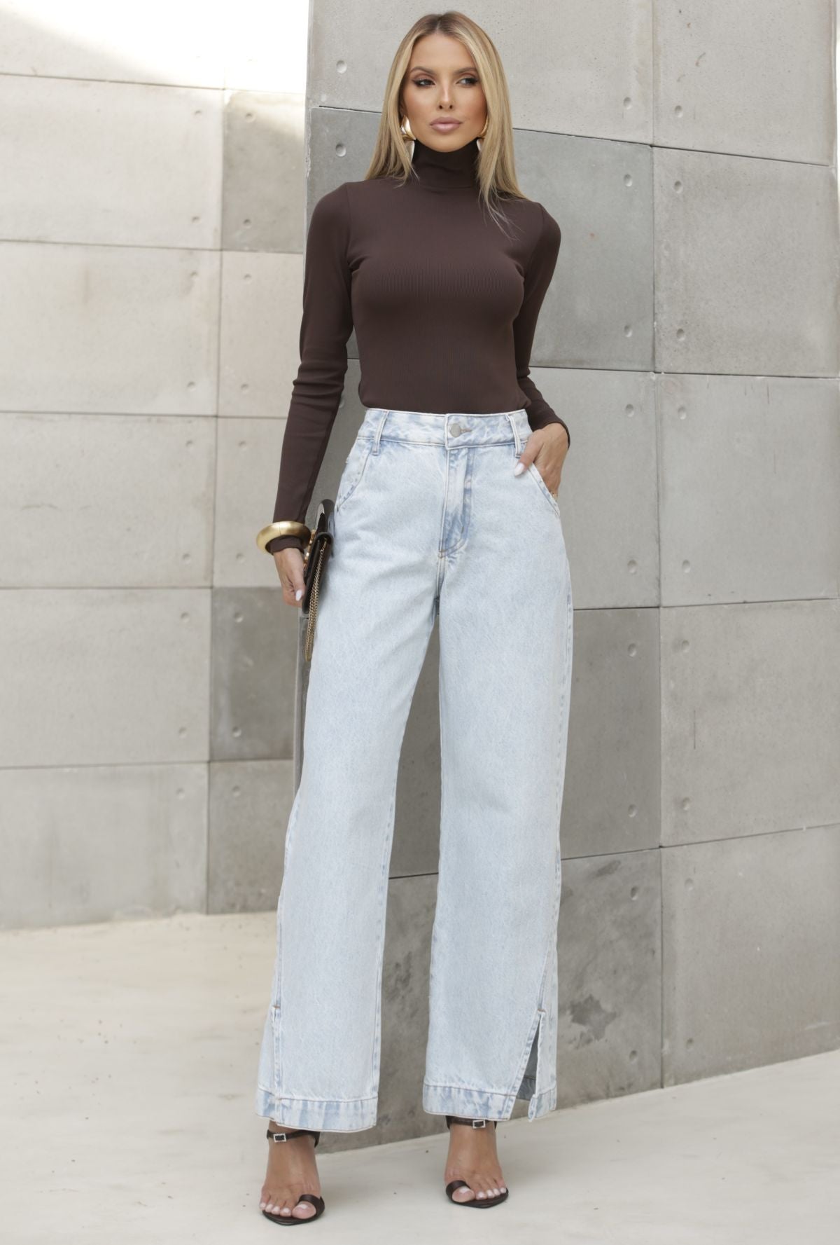 Calça Jeans Wide Leg Frysaide Azul Clara Fenda