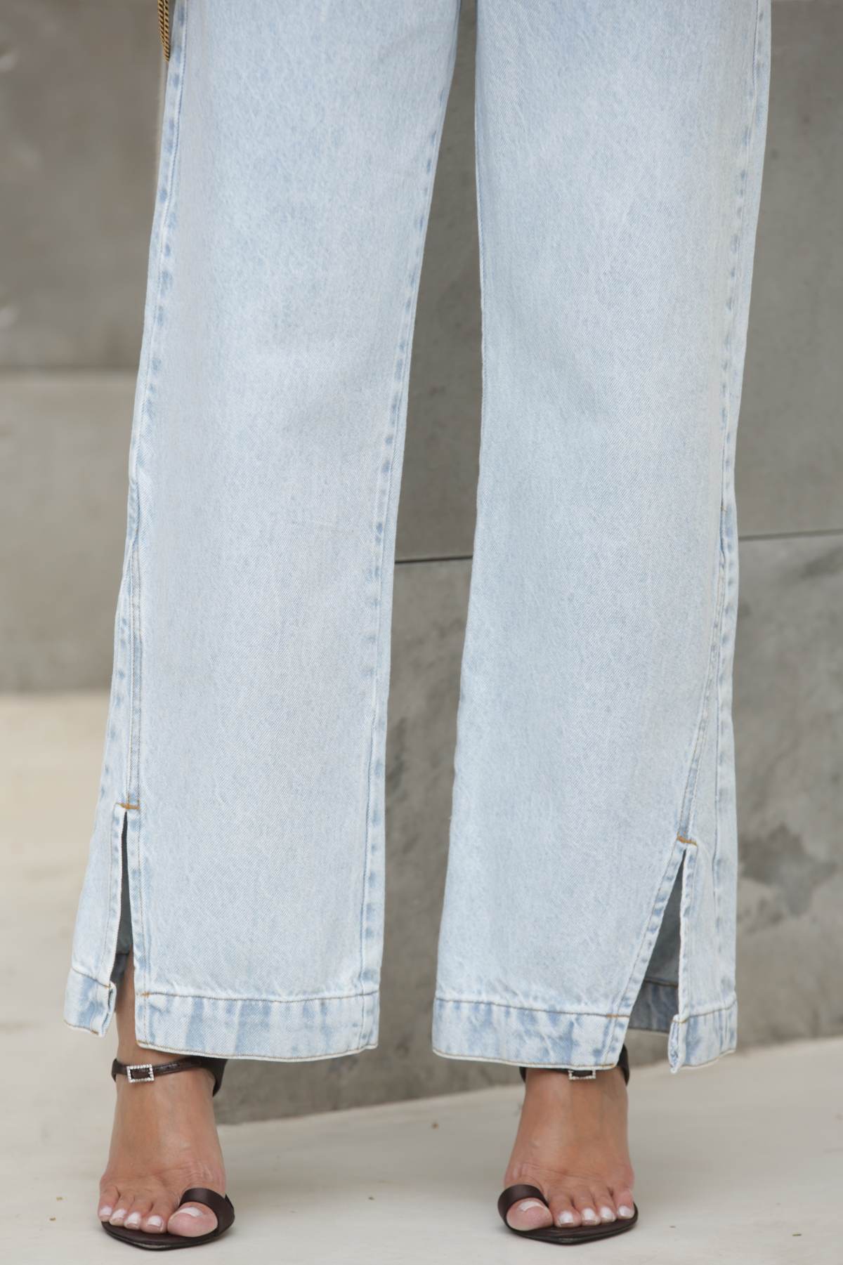 Calça Jeans Wide Leg Frysaide Azul Clara Fenda
