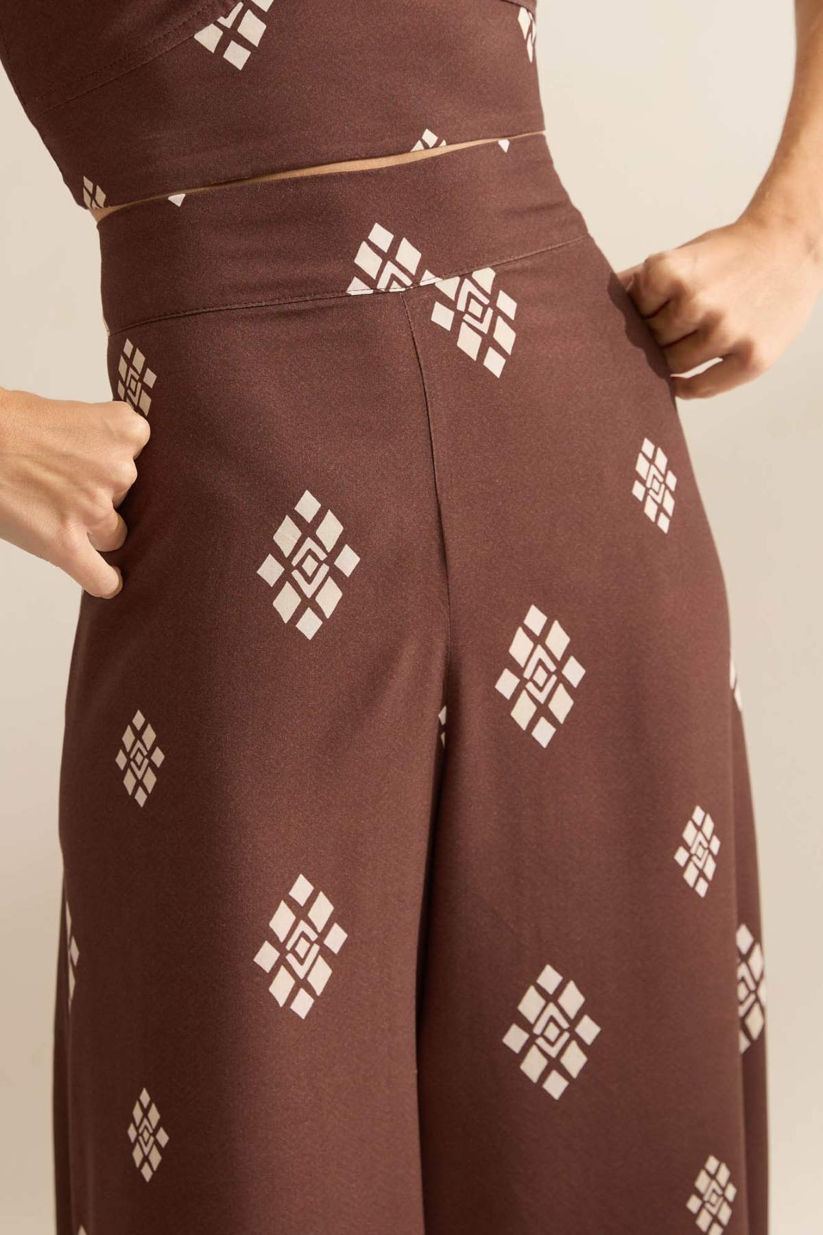 Calça Pantalona Flo Maria Marrom Estampa Geométrica