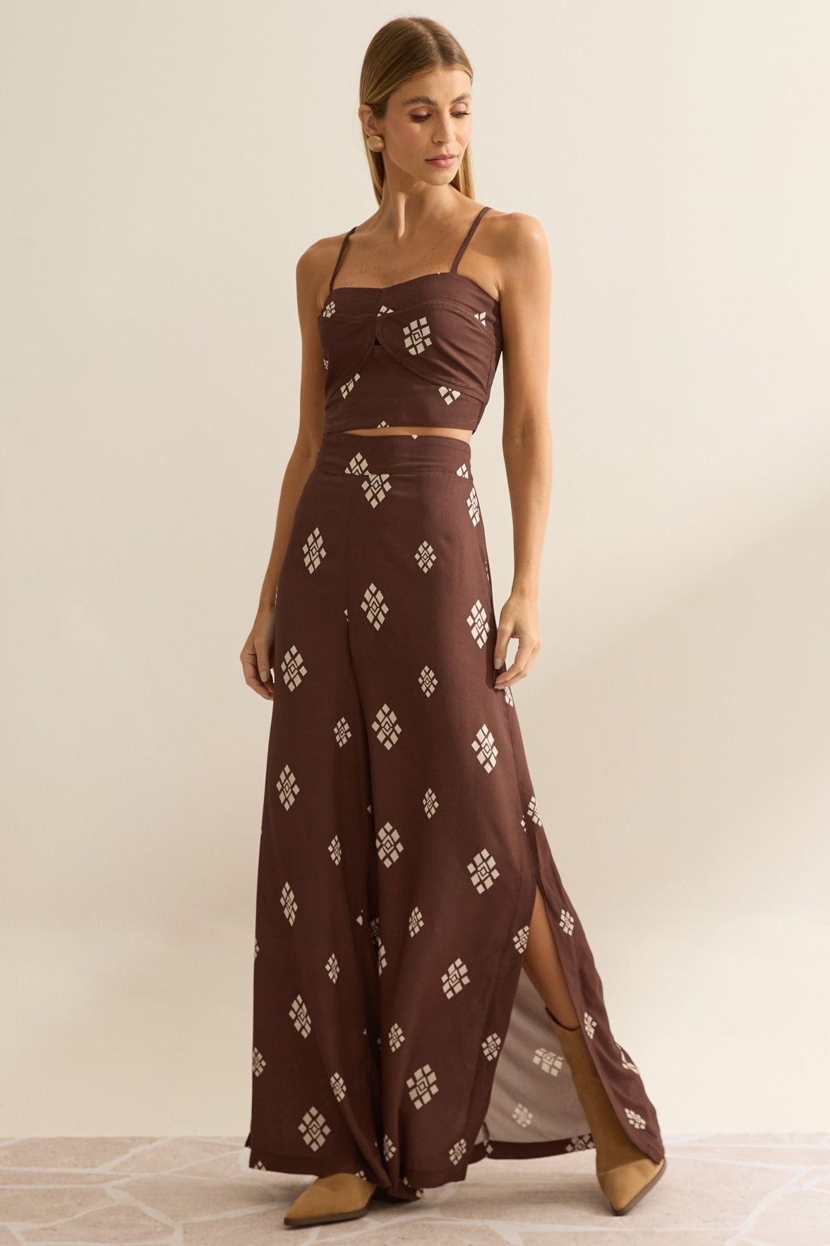 Calça Pantalona Flo Maria Marrom Estampa Geométrica