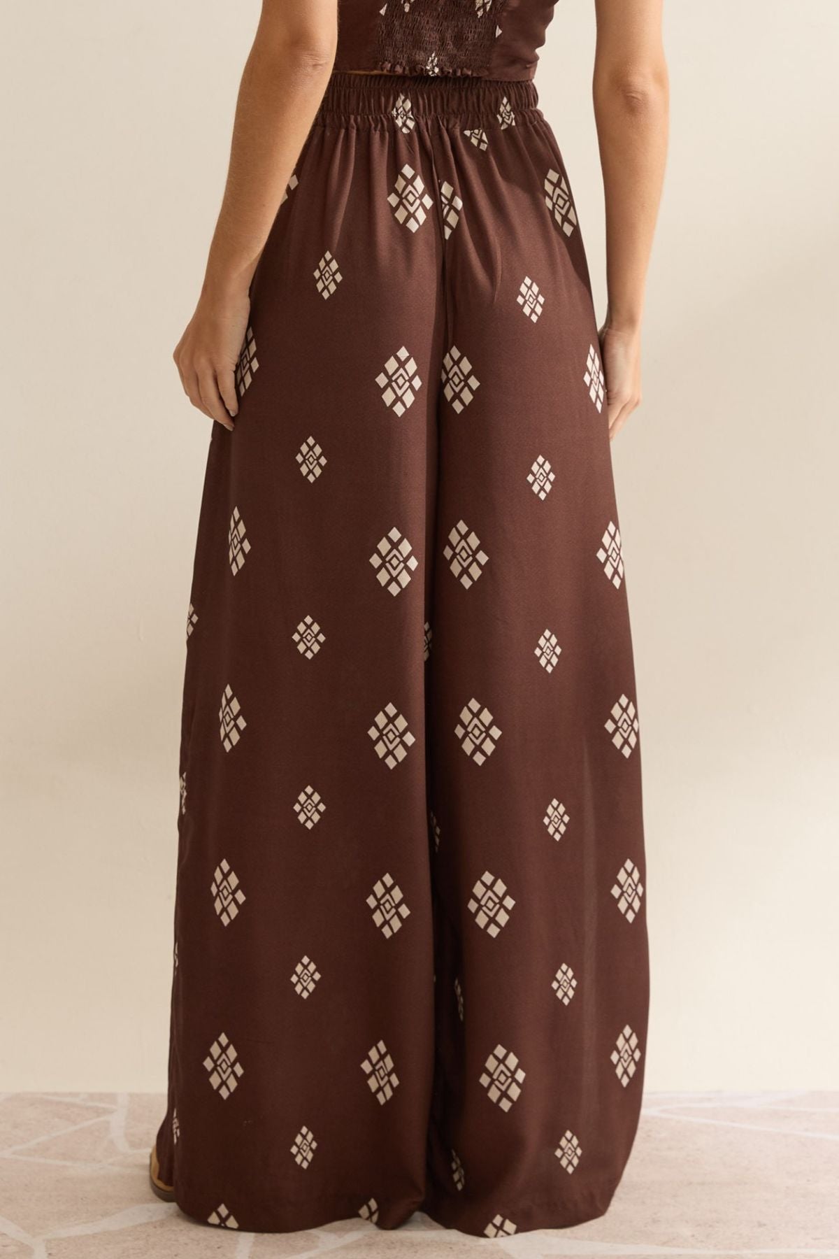 Calça Pantalona Flo Maria Marrom Estampa Geométrica